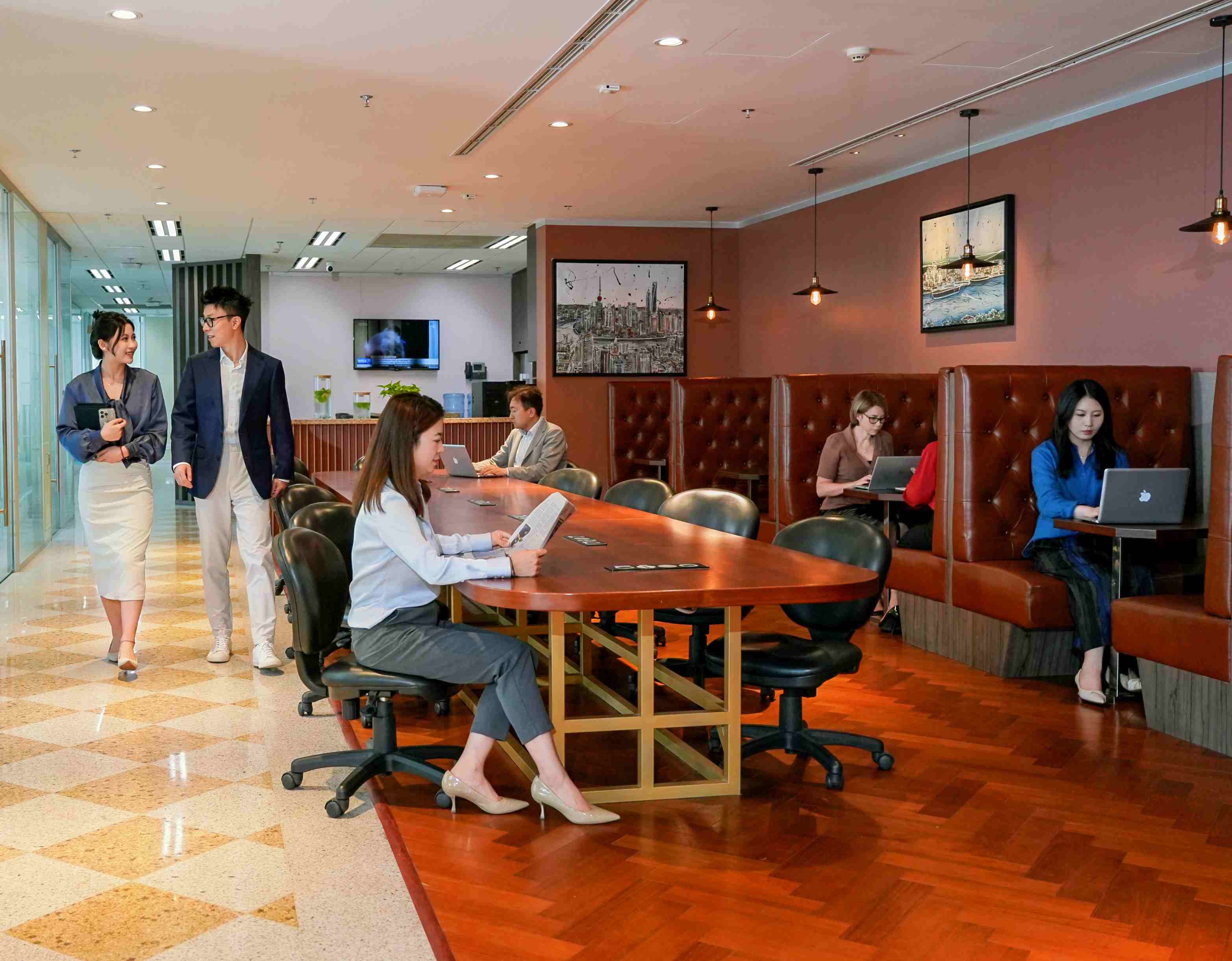 世服宏图位于中国北京华贸中心的华丽装修、高端经典协作共享办公空间。