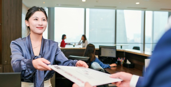 位于北京财富金融中心的世服宏图前台秘书为客户提供文件处理与行政支持服务。