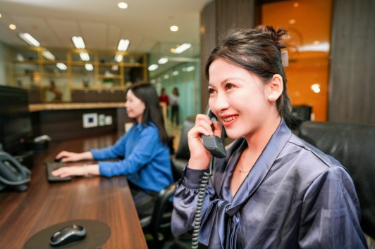 世服宏图北京华贸中心提供专业秘书在前台接听客户来电，保障企业通信顺畅。