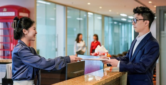 位于北京财富金融中心的世服宏图办公室配有专属秘书，协助客户处理文件与行政事务。